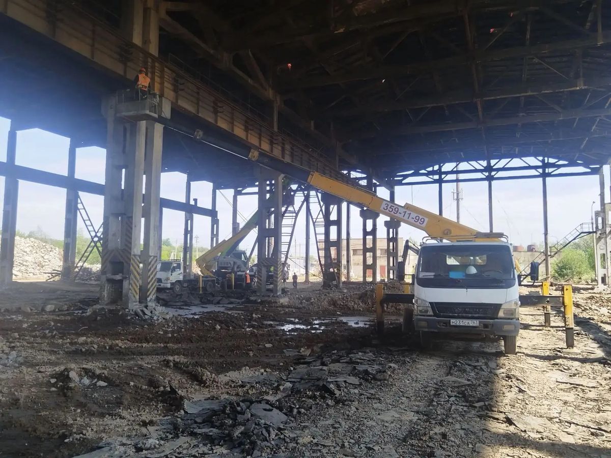 Автовышка внутри производственного цеха
