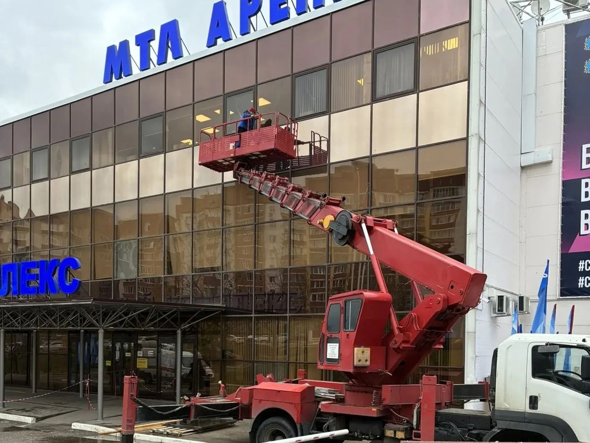 Автовышка на фасадных работах у МТЛ Арена в Самаре