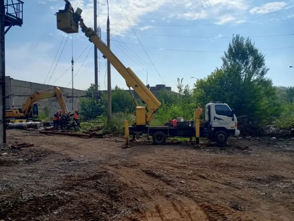 Автогидроподъёмник на промышленной площадке